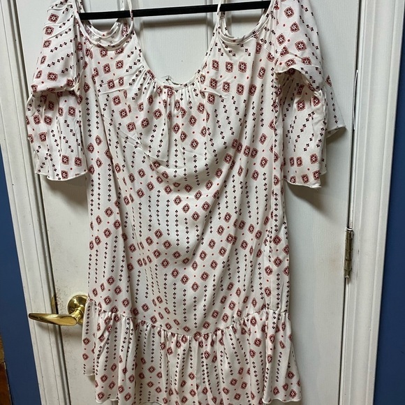 charlotte russe cold shoulder flutter Sleeve White Swing Dress Size M. - Picture 3 of 8